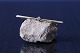 Guldbroche i 14 karat guld, med firkantet diamant. Stemplet PD 585.