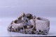 Bordskulptur af fedtsten med flot detaljeret dyremotiv, samt to rum.