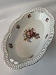 Bavaria Schumann Ovalt Skål med blomster.
Mål: 29 X 17,5 X 6 cm.