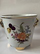 Flower pot shelters with flowers, 4 feet.
Dimensions 15x14.5 cm.