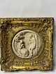 Billede: En siddende kvinde og en stående mand. Skåret ud af marmor.H 29,2 X B 29,2 cm.