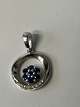 Vedhæng, med blå safir og indlagte Diamanter, i 14 karat hvidguld.Længde: 1,9 cm.
