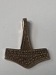Thors hammer, vedhæng i 8 Kt. guld.Højde 2,1 cm.