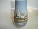 Bing & Grøndahl  Vase med motiv af Kirke
Dek. nr. 1302-6210